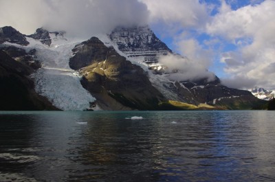 Small icebergs that give the lake its name