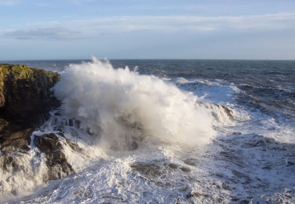 Wave breaks over the Furnished Rooms mark, Aberdeen